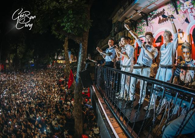 Nhiều khán giả đứng dưới xem Tuấn Hưng và các nghệ sĩ biểu diễn ở Góc ban công. Ảnh: FB Hoàng Mạnh Cường.