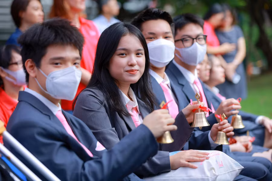 Tiếng chuông ngân đón các em học sinh, hình ảnh đặc trưng tại TH School.