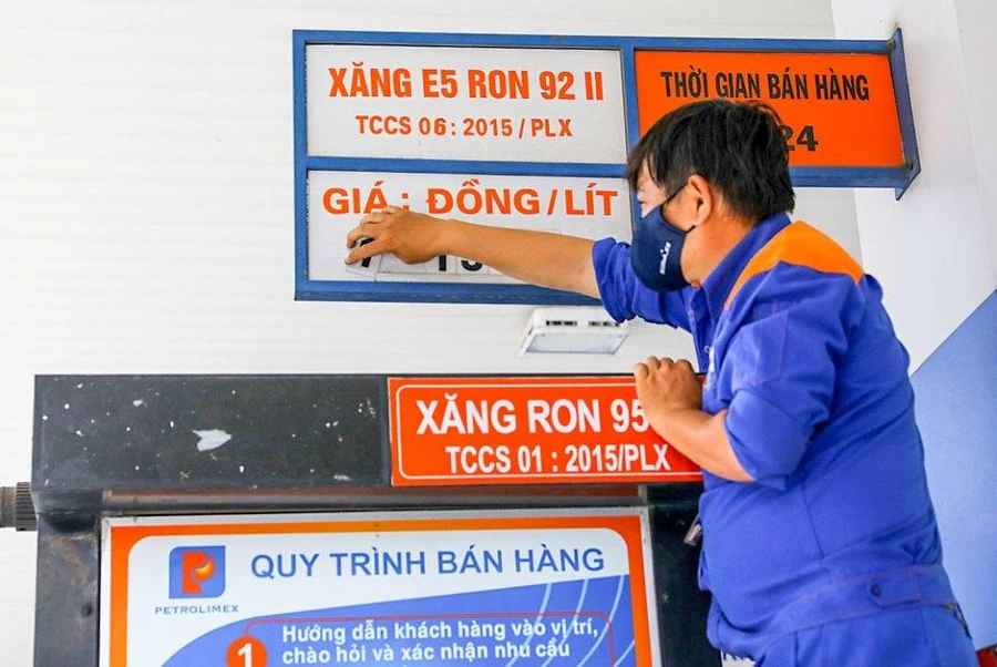 Xăng E5 RON 92 giảm 370 đồng/lít. Ảnh minh họa.