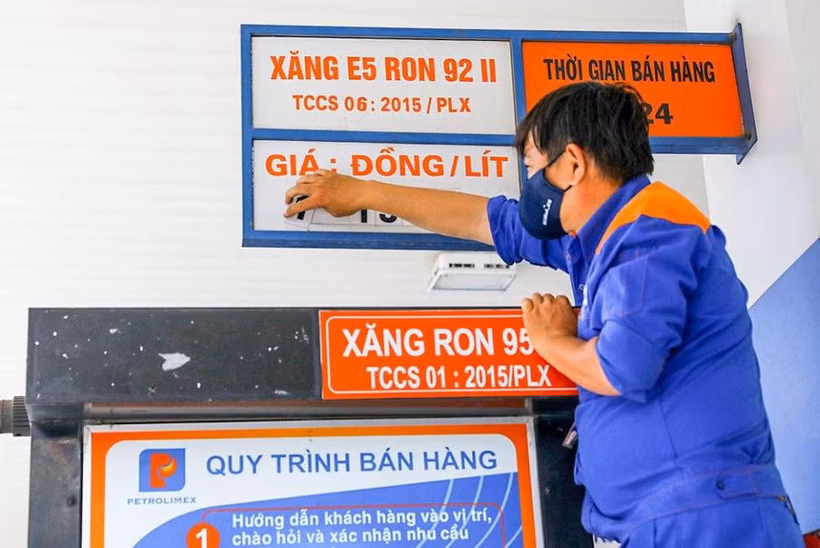 Xăng E5 RON 92 giảm 370 đồng/lít. Ảnh minh họa.