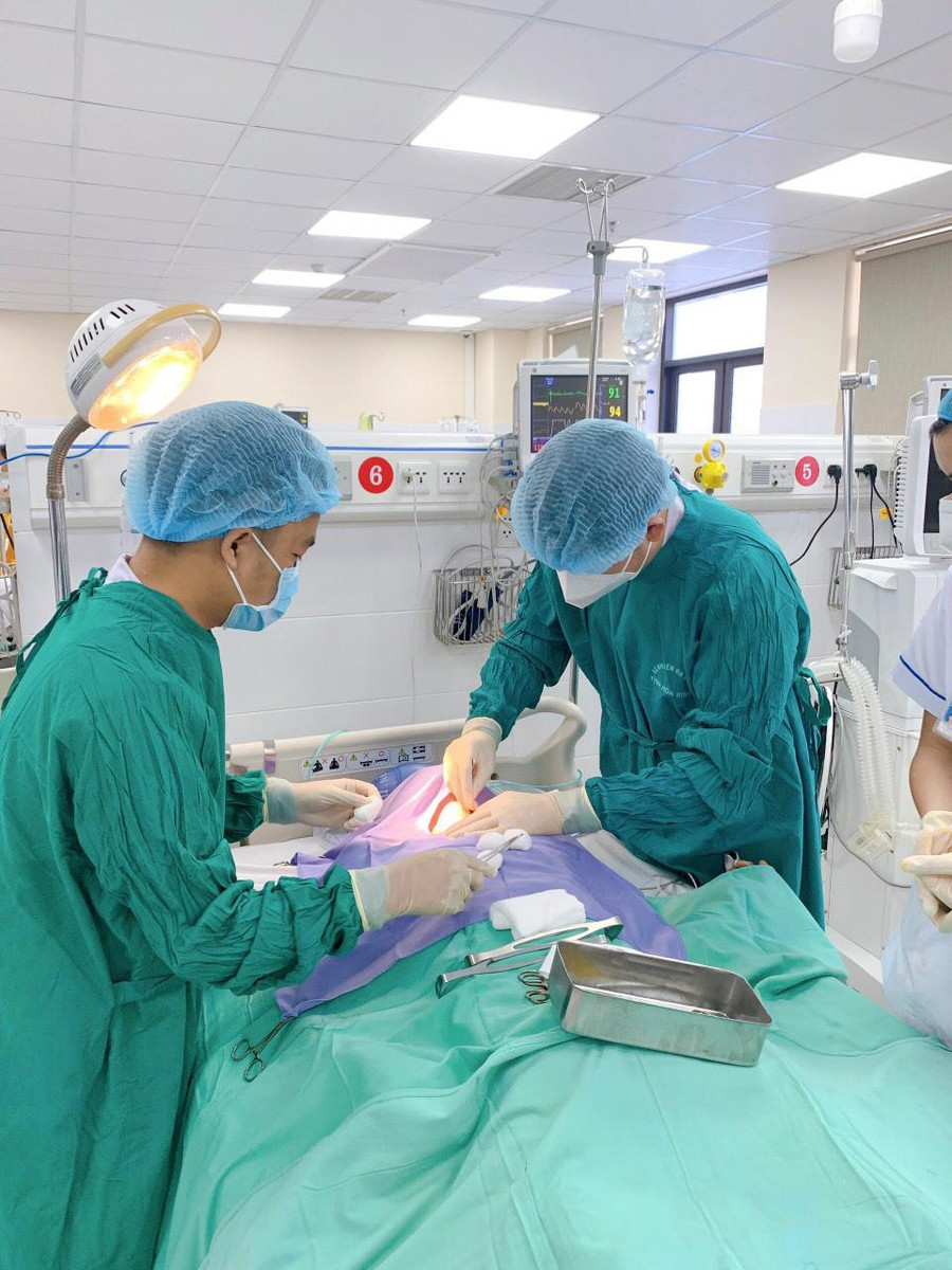 Mở khí quản cấp cứu, tạo đường thở cho bệnh nhân mắc uốn ván. Ảnh: BV. Mở khí quản cấp cứu, tạo đường thở cho bệnh nhân mắc uốn ván. Ảnh: BV.