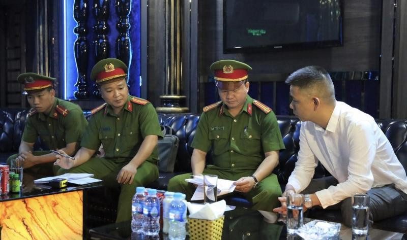 Công an quận Hai Bà Trưng, Hà Nội kiểm tra công tác PCCC tại quán karaoke. Ảnh: Phương Thủy.