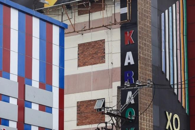 Cửa sổ hai bên của quán karaoke XO (quận 12, TPHCM) bị bịt kín bằng gạch. Ảnh: Quỳnh Danh.