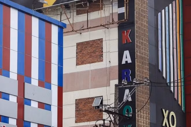 Cửa sổ hai bên của quán karaoke XO (quận 12, TPHCM) bị bịt kín bằng gạch. Ảnh: Quỳnh Danh.