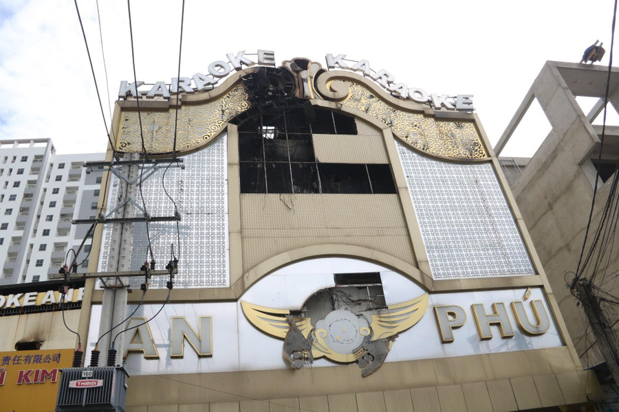 Hiện trường vụ cháy quán karaoke khiến 32 người tử vong ở Bình Dương. Ảnh: Đình Trọng.