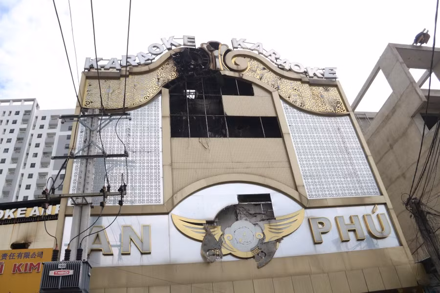 Hiện trường vụ cháy quán karaoke khiến 32 người tử vong ở Bình Dương. Ảnh: Đình Trọng.