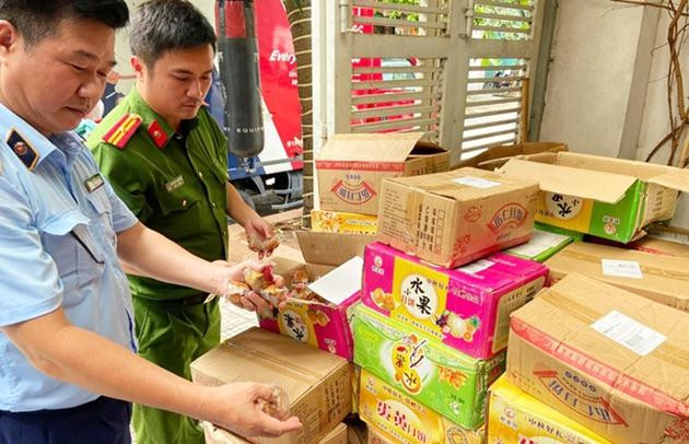 Một lô hàng hơn 7.000 chiếc bánh Trung thu nhập lậu bị Công an Hà Nội phát hiện, tạm giữ chờ xử lý. Ảnh: BA. Một lô hàng hơn 7.000 chiếc bánh Trung thu nhập lậu bị Công an Hà Nội phát hiện, tạm giữ chờ xử lý. Ảnh: BA.