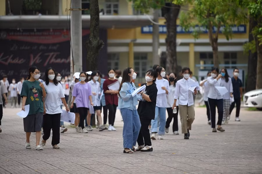 Nhiều thí sinh bước ra với gương mặt mừng rỡ, ăn mừng đủ kiểu.