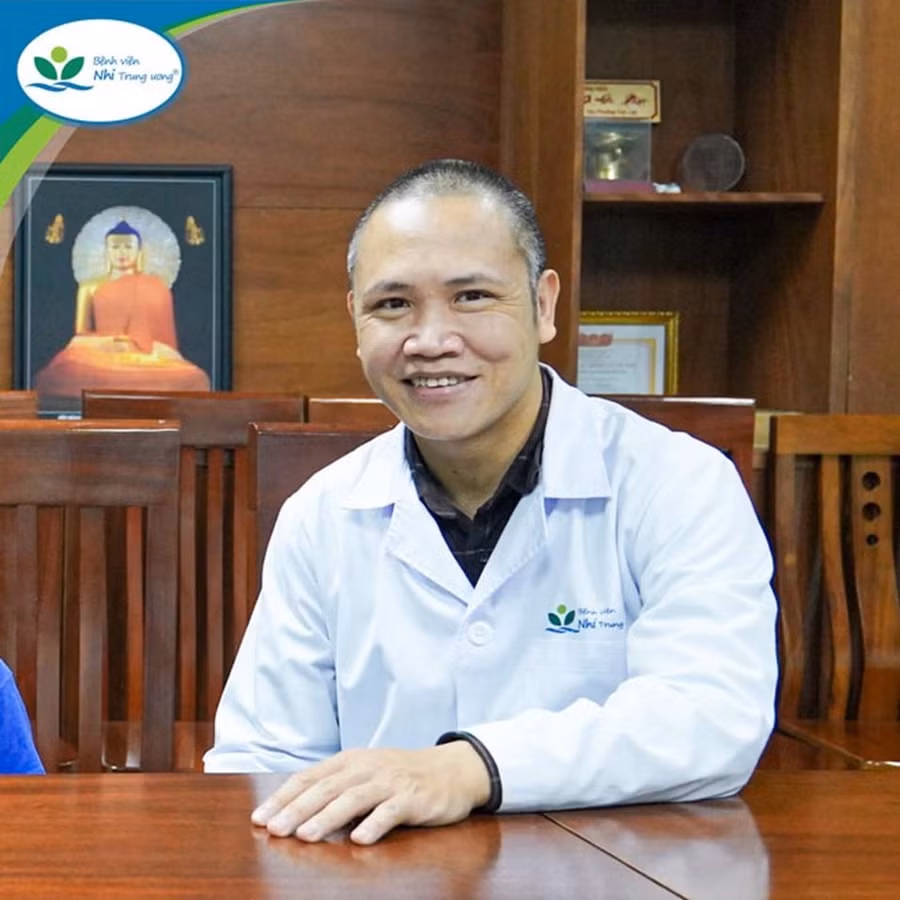 TS. BS Nguyễn Lý Thịnh Trường, Giám đốc Trung tâm Tim mạch, Bệnh viện Nhi Trung ương, người trực tiếp phẫu thuật tạo hình khí quản cho trẻ. Ảnh: BV.