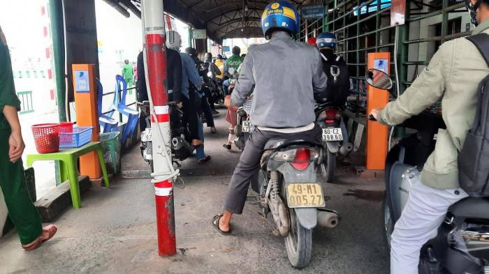 Hình ảnh cắt từ clip phản ánh của Báo Giao thông cho thấy Phà Cát Lái thu phí xe máy nhưng "quên" quẹt thẻ kiểm soát”. Hình ảnh cắt từ clip phản ánh của Báo Giao thông cho thấy Phà Cát Lái thu phí xe máy nhưng "quên" quẹt thẻ kiểm soát”.