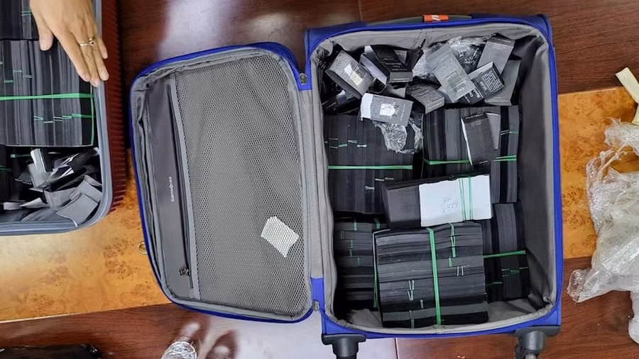 Cơ quan chức năng thu giữ số lượng lớn tiền mệnh giá 100 USD bị nhuộm đen bằng hóa chất. Ảnh: hcmcpv.org.vn