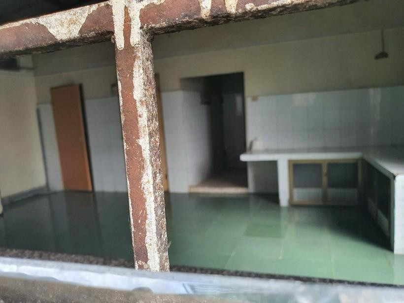 Bên trong căn nhà cấp 4 với phòng ốc, bếp đơn sơ, không có thiết bị liên quan việc chữa trị trẻ em. Ảnh: Đại Dương. Bên trong căn nhà cấp 4 với phòng ốc, bếp đơn sơ, không có thiết bị liên quan việc chữa trị trẻ em. Ảnh: Đại Dương.