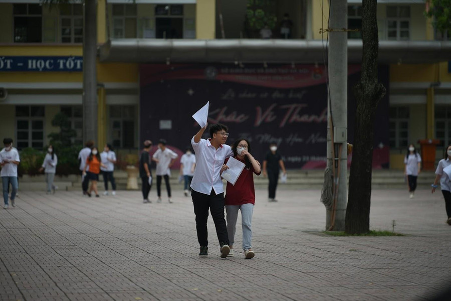 Các thí sinh ra khỏi phòng thi với tâm trạng vui vẻ.