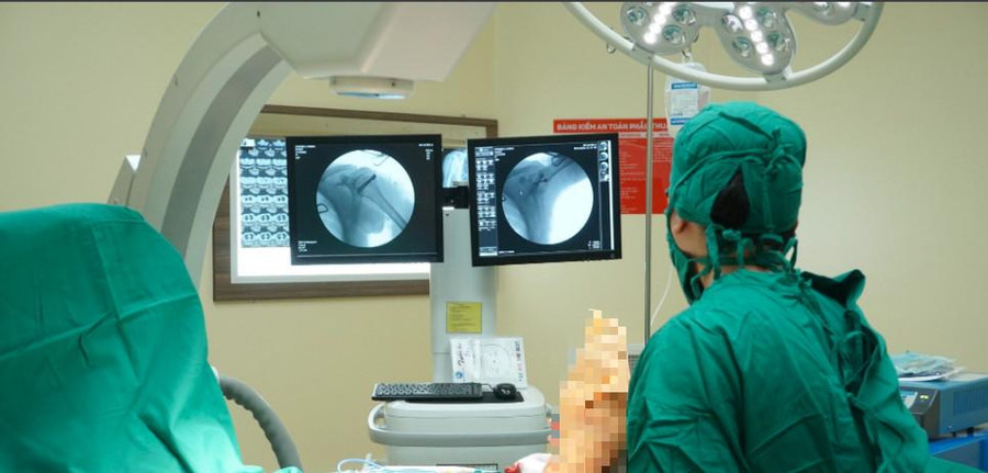 Bệnh nhân trải qua nhiều phẫu thuật điều trị chấn thương. Ảnh: BV.