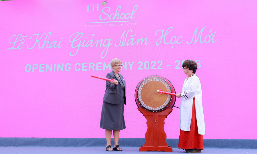 Cô Yvette Jeffrey - Hiệu trưởng Quốc tế Khối Mầm non và Tiểu học cùng Nhà sáng lập, Anh hùng lao động Thái Hương đánh trống khai giảng.