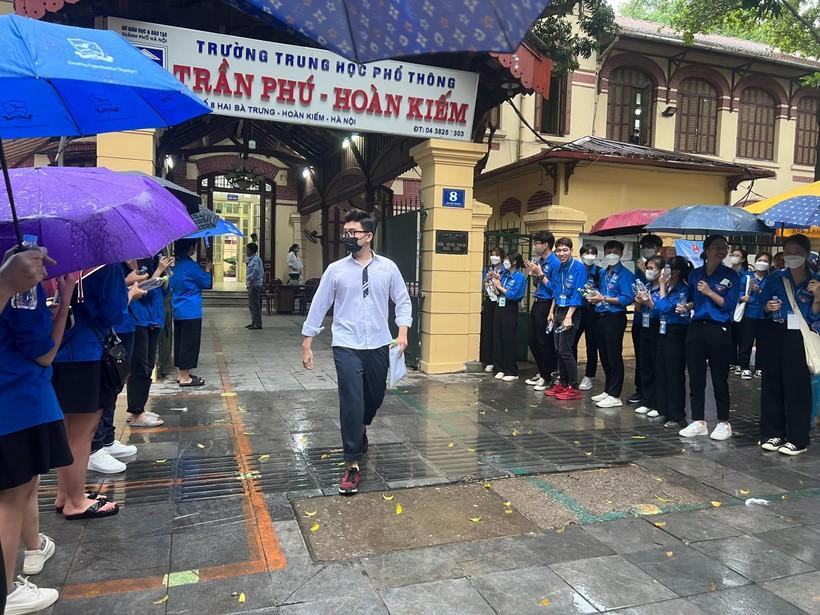 Những thí sinh đầu tiên vui vẻ bước ra khỏi trường thi tại điểm thi trường THTP Trần Phú, Hà Nội. Những thí sinh đầu tiên vui vẻ bước ra khỏi trường thi tại điểm thi trường THTP Trần Phú, Hà Nội.