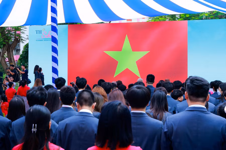 Học sinh TH School được nhận nền giáo dục tiên tiến của thế giới và tinh hoa của giáo dục Việt Nam qua mô hình 80/20, đồng thời được tự chủ và trao quyền thông qua các môn học.