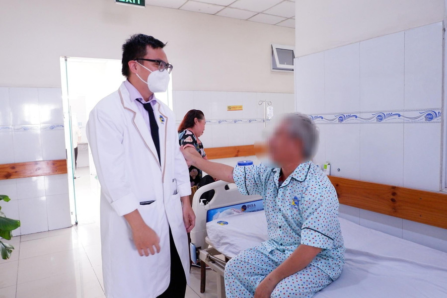 Bệnh nhân tỉnh táo sau cơn nguy kịch. Ảnh: BV. Bệnh nhân tỉnh táo sau cơn nguy kịch. Ảnh: BV.