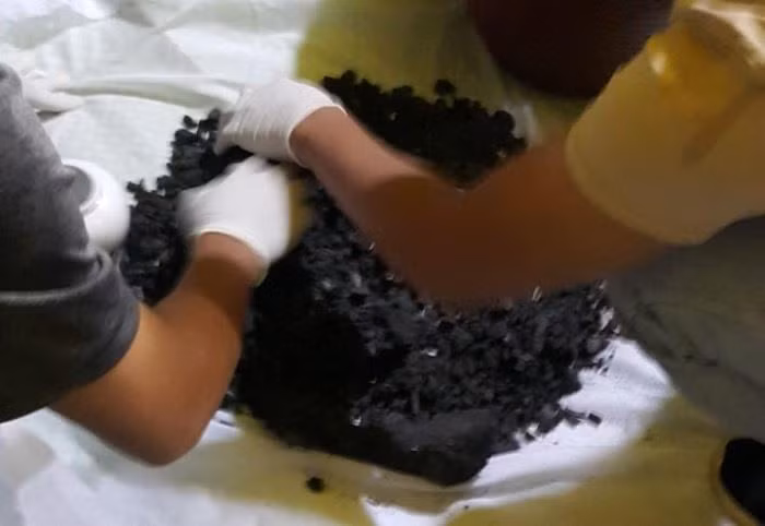 Phần tro cốt được cho là con của anh N.H.N đã được cơ quan công an lấy mẫu giám định. Ảnh: SKĐS.