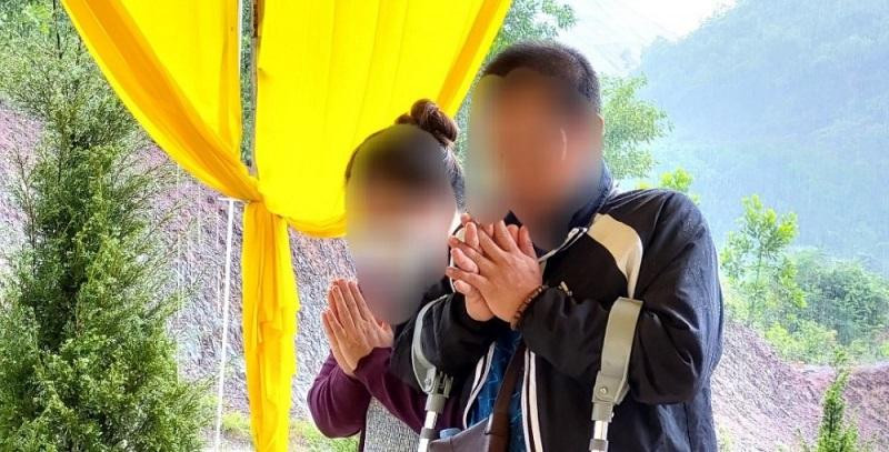 Ông L.M.Q và người phụ nữ lái xe sau khi chở tro cốt cháu M.Q. ra Huế đã đến nghĩa trang viếng đám tang của cháu bé. Ảnh: CAND. Ông L.M.Q và người phụ nữ lái xe sau khi chở tro cốt cháu M.Q. ra Huế đã đến nghĩa trang viếng đám tang của cháu bé. Ảnh: CAND.