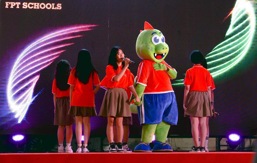 Linh vật khủng long FPT-Rex biểu diễn tiết mục nghệ thuật cùng học sinh FPT Linh vật khủng long FPT-Rex biểu diễn tiết mục nghệ thuật cùng học sinh FPT