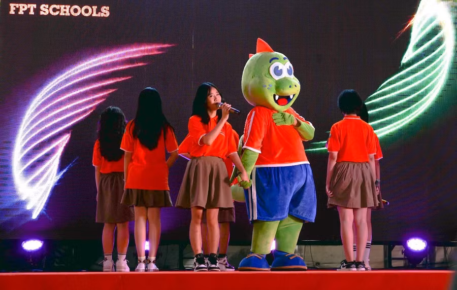 Linh vật khủng long FPT-Rex biểu diễn tiết mục nghệ thuật cùng học sinh FPT