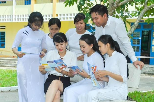 HSSV khi tham gia cũng được hưởng nhiều lợi ích hơn từ chính sách BHYT. Ảnh minh họa.