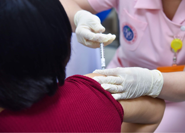 Nhiều tỉnh, thành phố trên cả nước triển khai tiêm vaccine phòng COVID-19 xuyên suốt 3 ngày nghỉ lễ dịp 2/9 (từ 1-3/9). Ảnh: Hiền Minh. Nhiều tỉnh, thành phố trên cả nước triển khai tiêm vaccine phòng COVID-19 xuyên suốt 3 ngày nghỉ lễ dịp 2/9 (từ 1-3/9). Ảnh: Hiền Minh.