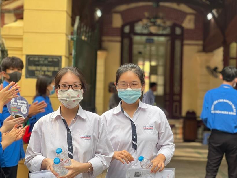 Các thí sinh đều vui mừng, phấn khởi lộ rõ trên khuôn mặt sau khi kết thúc kì thi.