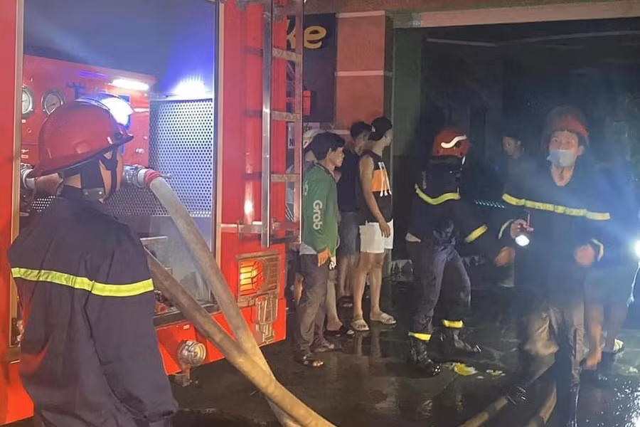 6 xe chuyên dụng với gần 40 cán bộ, chiến sĩ được điều đến dập lửa tại quán karaoke Yến Nhi, Đồng Nai. Ảnh: VNN.