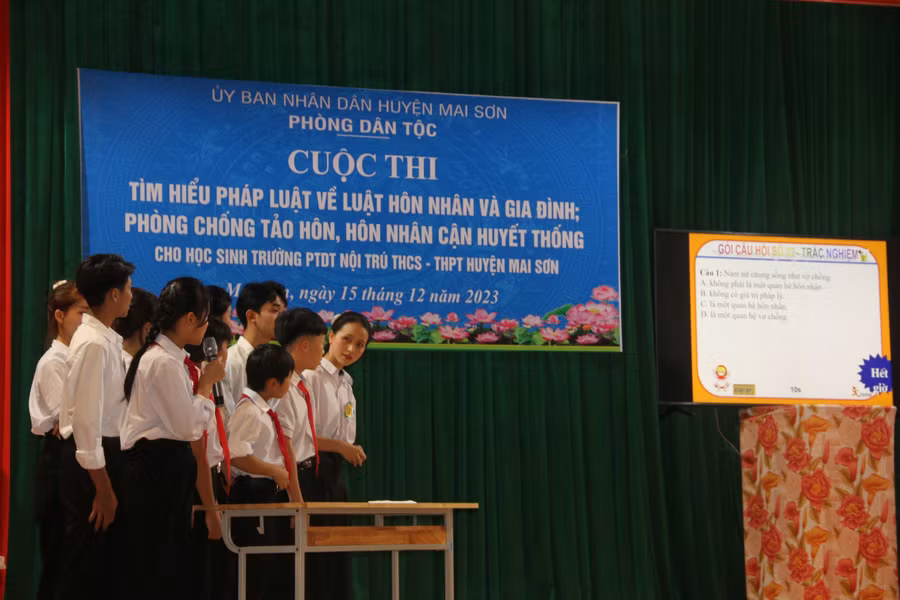 Các đội thi tìm hiểu kiến thức về cuộc thi.