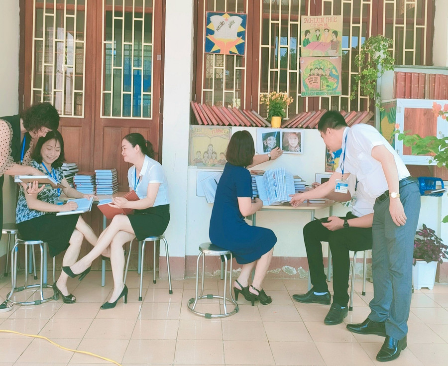 Thầy Hiệu luôn quan tâm, gần gũi với đồng nghiệp. Thầy Hiệu luôn quan tâm, gần gũi với đồng nghiệp.