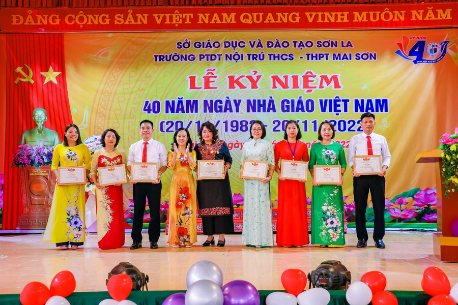 Thầy Hiệu cùng các đồng nghiệp vinh dự được tuyên dương vì đã có thành tích xuất sắc. Thầy Hiệu cùng các đồng nghiệp vinh dự được tuyên dương vì đã có thành tích xuất sắc.