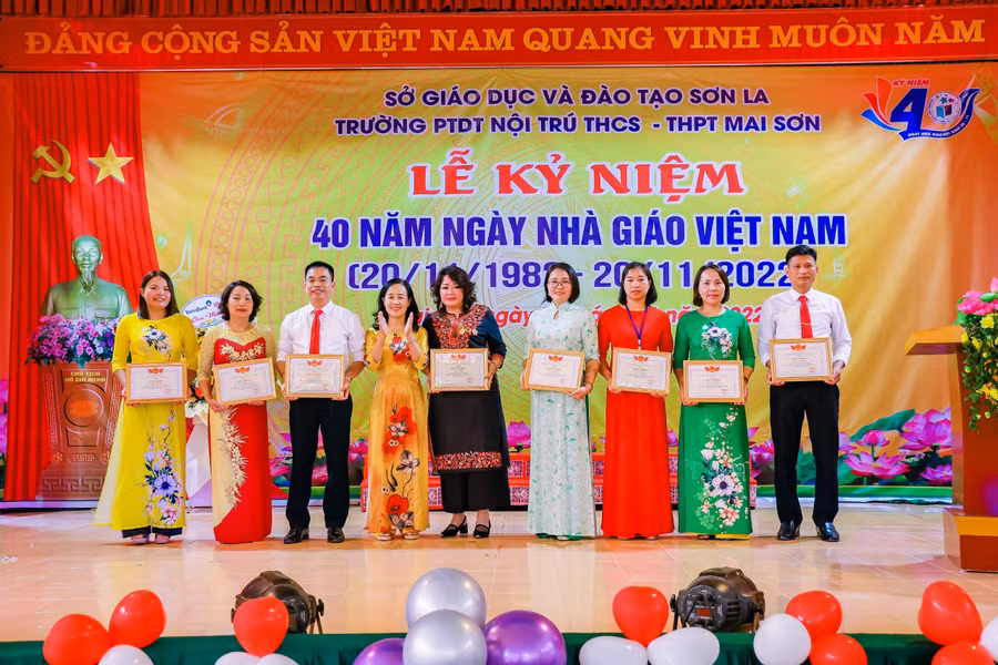 Thầy Hiệu cùng các đồng nghiệp vinh dự được tuyên dương vì đã có thành tích xuất sắc.
