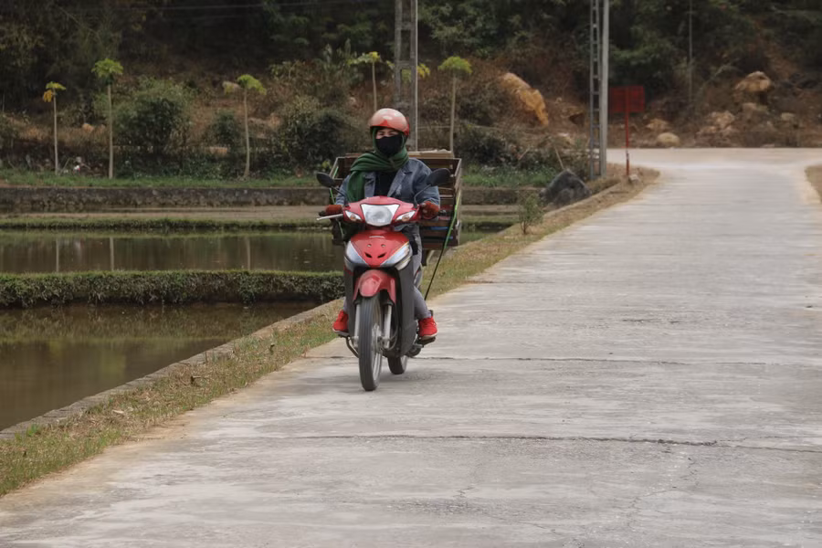 Hệ thống đường giao thông nông thôn được mở rộng và dải bê tông, tạo điều kiện cho người dân đi lại thuận lợi.