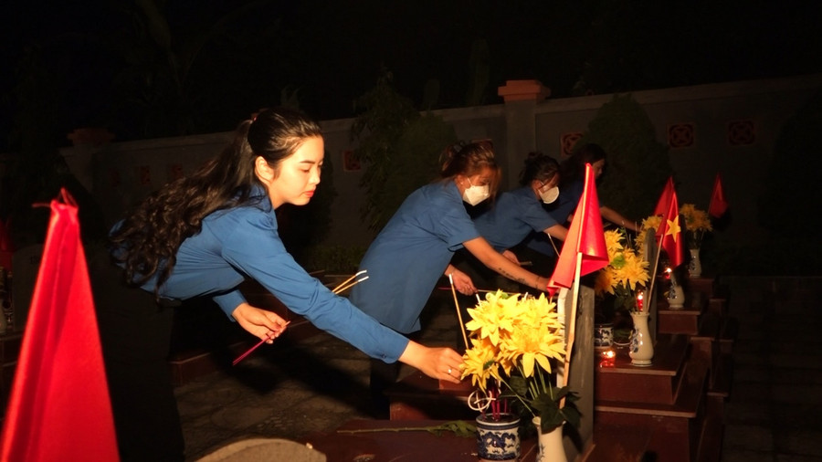 Đoàn thanh niên huyện Yên Châu thắp hương tri ân các anh hùng liệt sỹ.