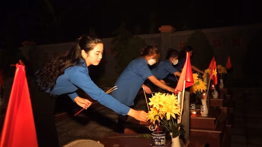 Đoàn thanh niên huyện Yên Châu thắp hương tri ân các anh hùng liệt sỹ.