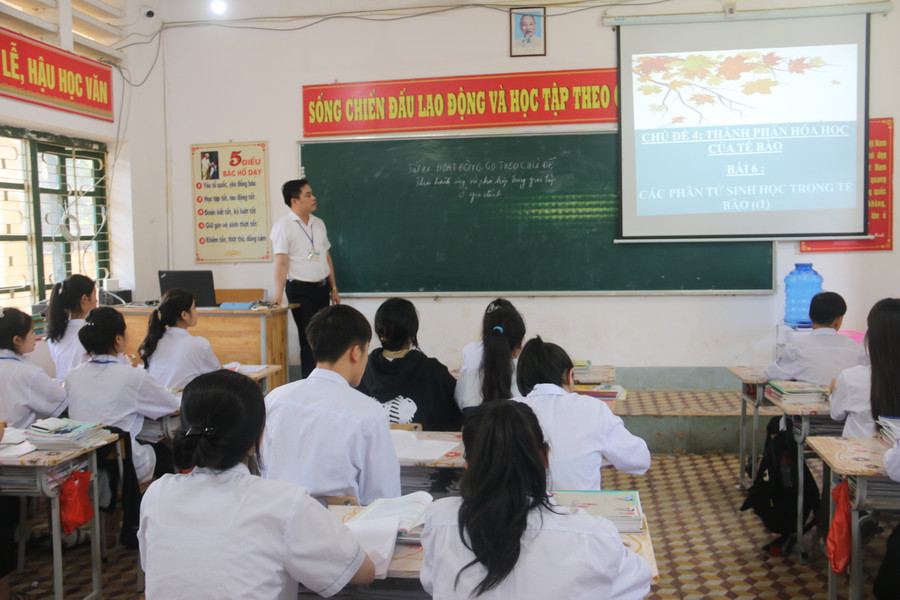 Thầy Hiệu lên lớp hướng dẫn học sinh học tập. Thầy Hiệu lên lớp hướng dẫn học sinh học tập.