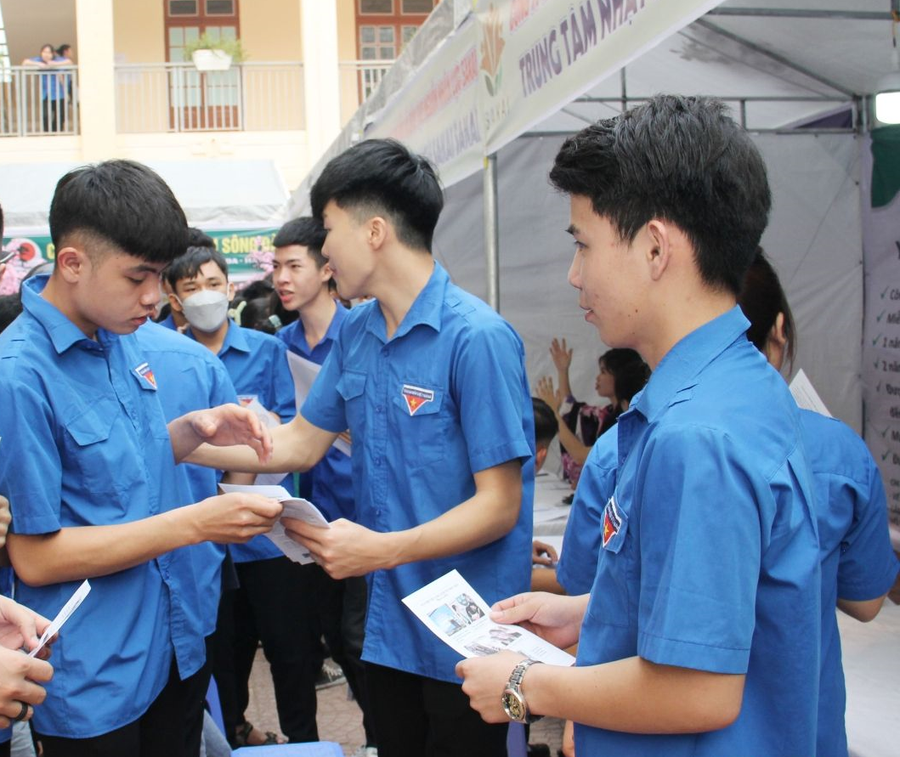 Phòng LĐ-TB&amp;XH Yên Châu tổ chức ngày hội tư vấn việc làm cho thanh niên.