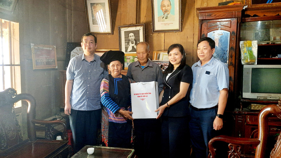 Bà Lường Thị Vân Anh, Chủ nhiệm UBKT Tỉnh uỷ cùng lãnh đạo huyện Yên Châu thăm và tặng quà gia đình chính sách.