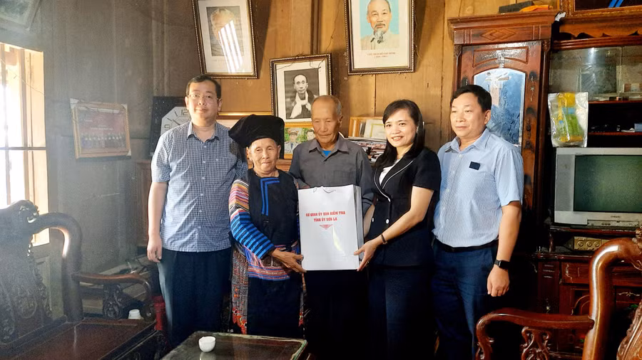 Bà Lường Thị Vân Anh, Chủ nhiệm UBKT Tỉnh uỷ cùng lãnh đạo huyện Yên Châu thăm và tặng quà gia đình chính sách.