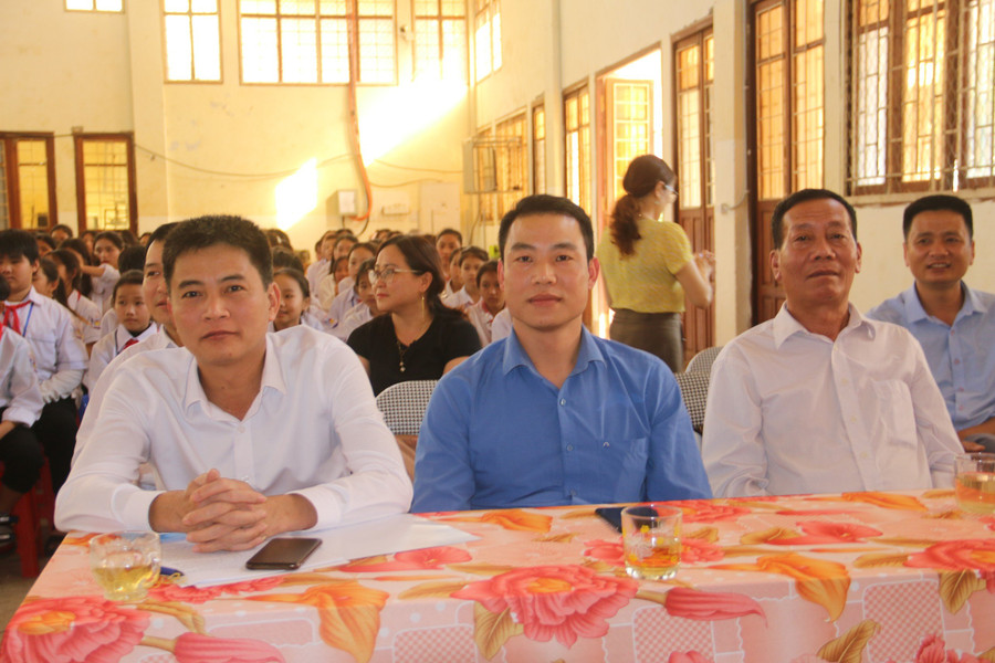 Ông Nguyễn Thanh Hải, Trưởng phòng Dân tộc huyện Mai Sơn (người đầu tiên bên trái) tới dự cuộc thi. Ông Nguyễn Thanh Hải, Trưởng phòng Dân tộc huyện Mai Sơn (người đầu tiên bên trái) tới dự cuộc thi.