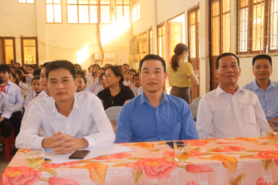 Ông Nguyễn Thanh Hải, Trưởng phòng Dân tộc huyện Mai Sơn (người đầu tiên bên trái) tới dự cuộc thi.