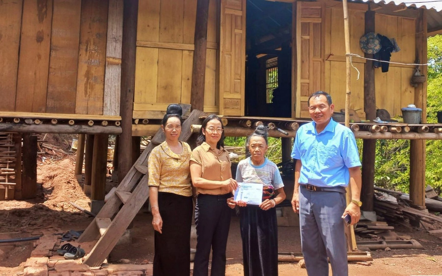 Hỗ trợ tiền làm nhà cho hộ nghèo ở bản Bắt Đông, xã Sặp Vặt.