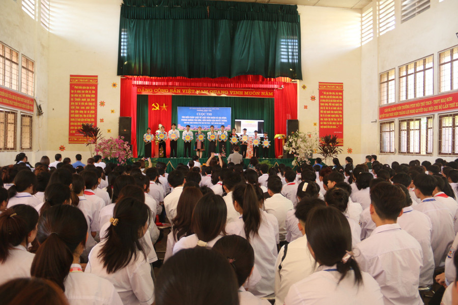 Đông đảo học sinh tham dự cuộc thi. Đông đảo học sinh tham dự cuộc thi.