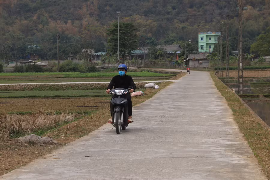 Đường xá được sửa chữa và nâng cấp tạo điều kiện cho bà con đi lại tiện lợi.