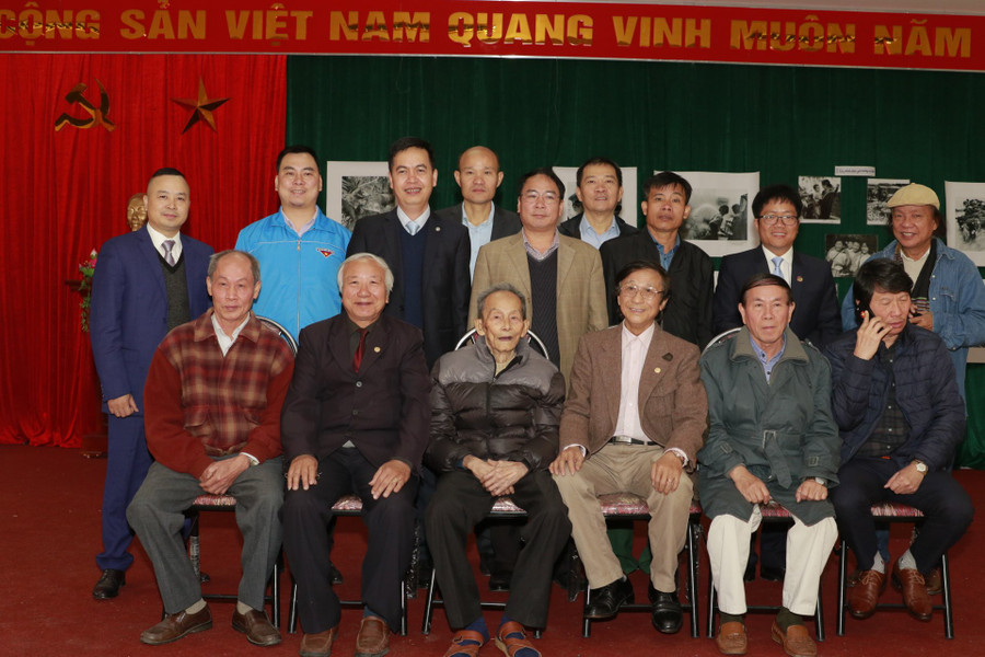 Các đại biểu chụp ảnh lưu niệm.