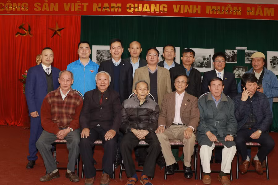 Các đại biểu chụp ảnh lưu niệm.