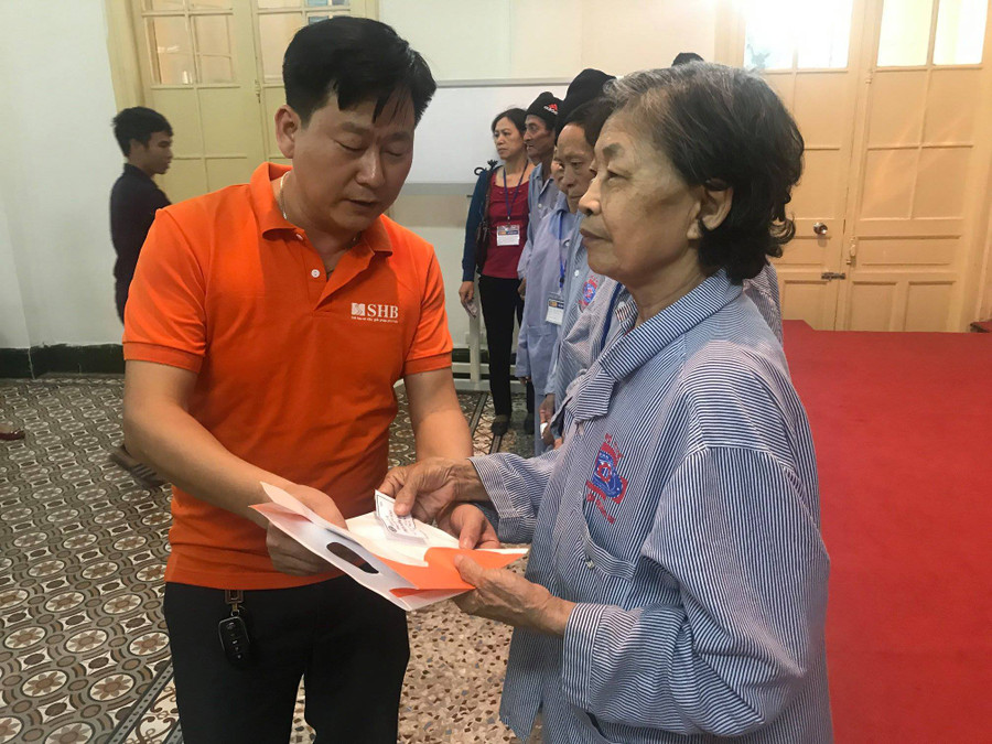 Những món quà ý nghĩa được trao tận tay bệnh nhân có hoàn cảnh khó khăn Những món quà ý nghĩa được trao tận tay bệnh nhân có hoàn cảnh khó khăn