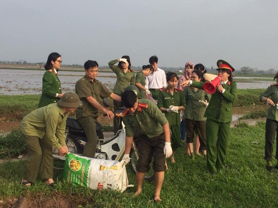 Công an huyện Phú Xuyên giúp dân cấy lúa xuân 2019 Công an huyện Phú Xuyên giúp dân cấy lúa xuân 2019